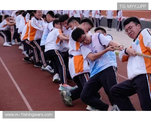 少儿游泳比赛现意外插曲，选手抢跳后无视哨声与拦绳坚持游完全程。