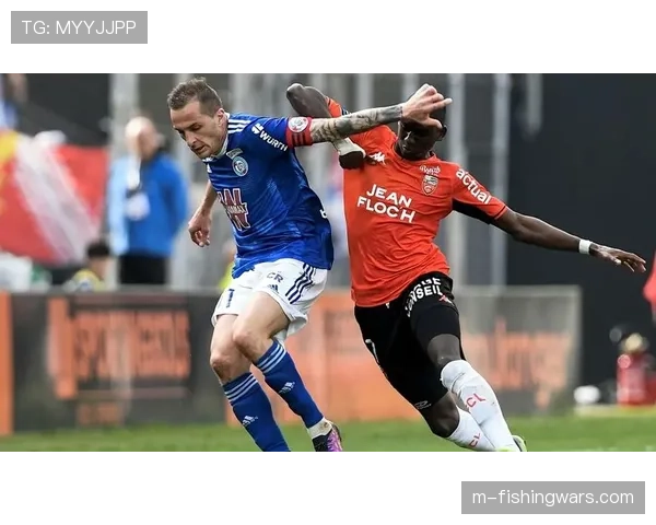 冲突瞬间:斯特拉斯堡与洛里昂球员大规模推搡,主裁连出三黄 冲突瞬间:斯特拉斯堡与洛里昂球员大规模推搡,主裁连出三黄