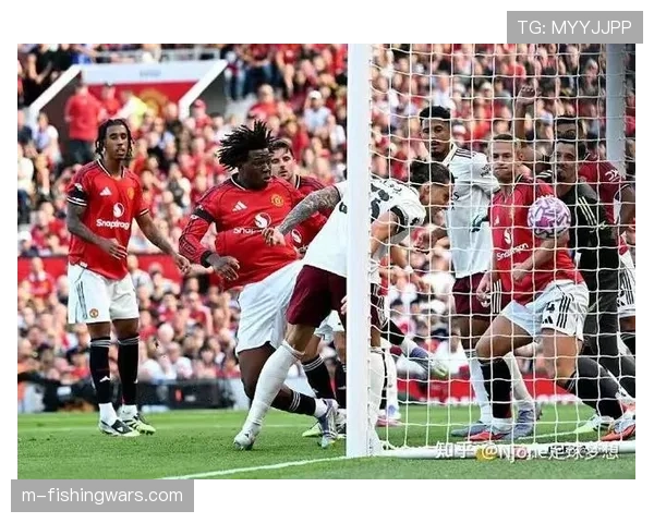 特写：阿森纳球员在角球进攻中，利用一套复杂手势信号完成临场战术切换